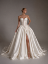 Satinbrautkleid mit Spitzenkorsage, Beinschlitz und Schleppe